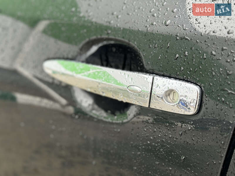 Хетчбек Nissan Leaf 2013 в Олександрії