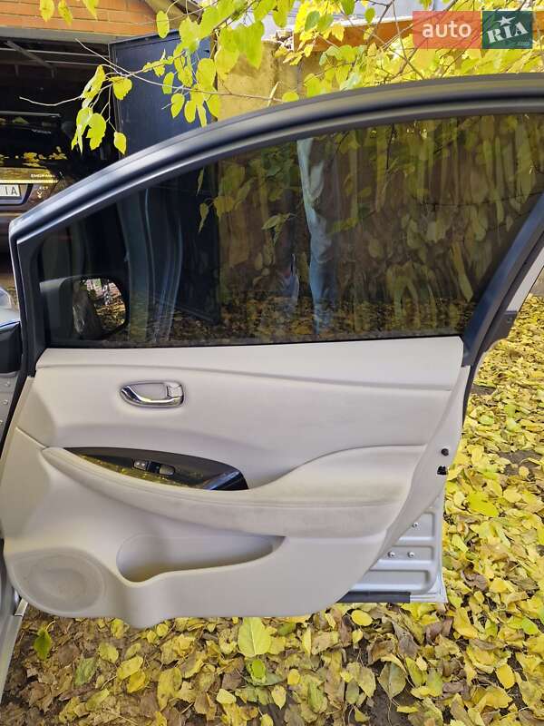 Хэтчбек Nissan Leaf 2012 в Одессе