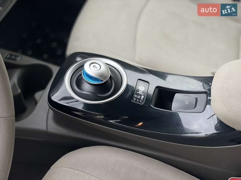 Хэтчбек Nissan Leaf 2012 в Днепре