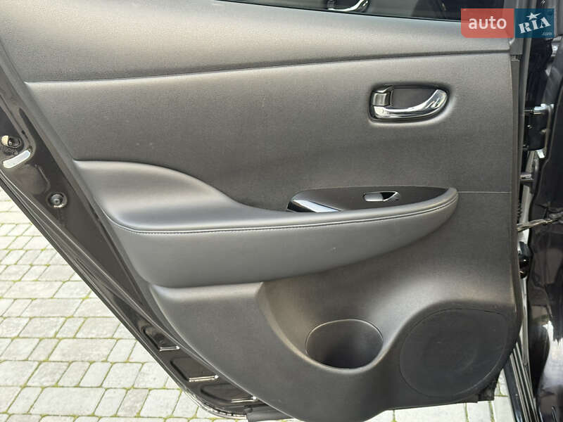 Хэтчбек Nissan Leaf 2015 в Ровно