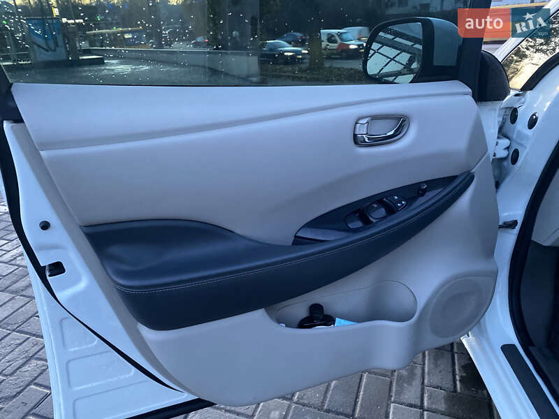 Хэтчбек Nissan Leaf 2015 в Днепре