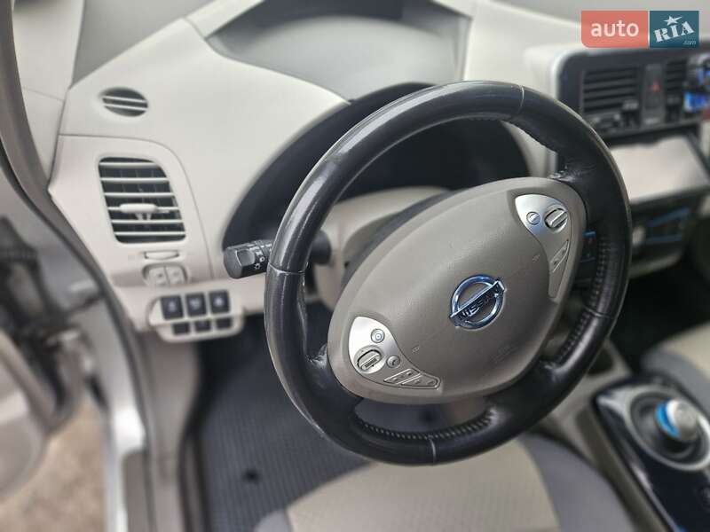 Хетчбек Nissan Leaf 2011 в Івано-Франківську