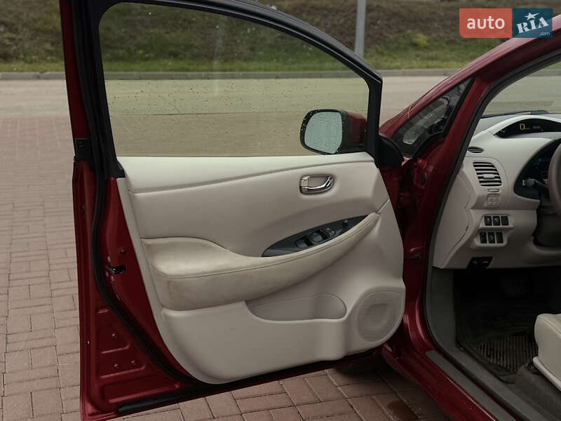 Хэтчбек Nissan Leaf 2011 в Полтаве