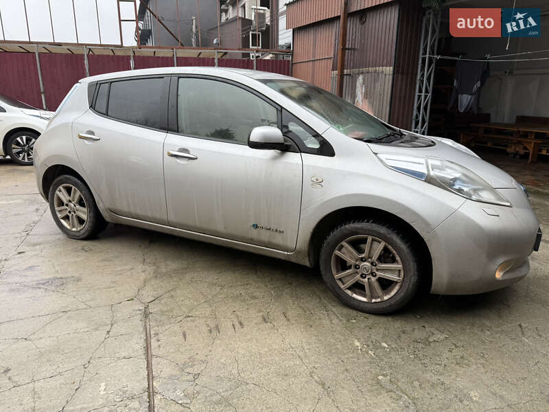 Хэтчбек Nissan Leaf 2012 в Умани