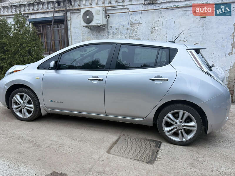 Хетчбек Nissan Leaf 2014 в Дніпрі