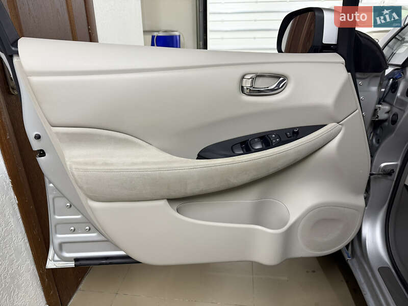 Хэтчбек Nissan Leaf 2012 в Умани