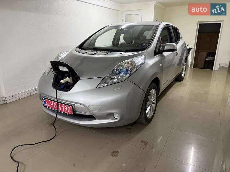 Хэтчбек Nissan Leaf 2012 в Умани