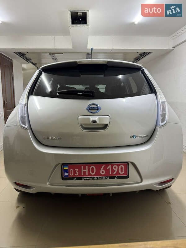 Хэтчбек Nissan Leaf 2012 в Умани