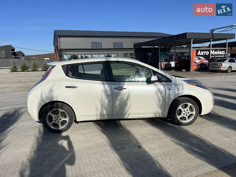 Хэтчбек Nissan Leaf 2012 в Великих Лазах