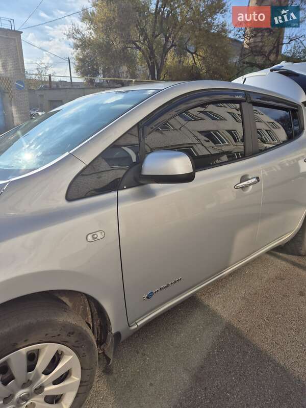 Хетчбек Nissan Leaf 2013 в Дніпрі