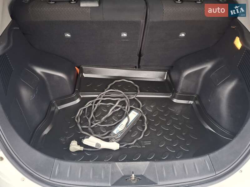 Хэтчбек Nissan Leaf 2013 в Каменец-Подольском