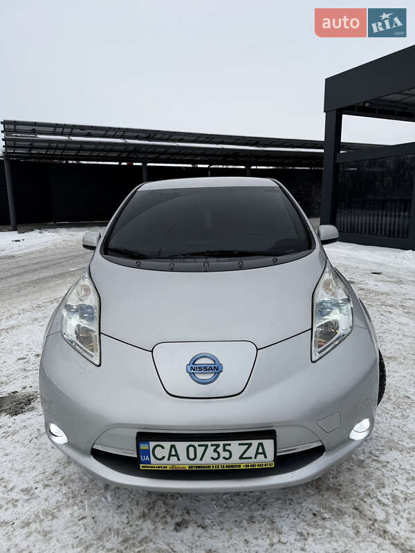 Хэтчбек Nissan Leaf 2011 в Умани