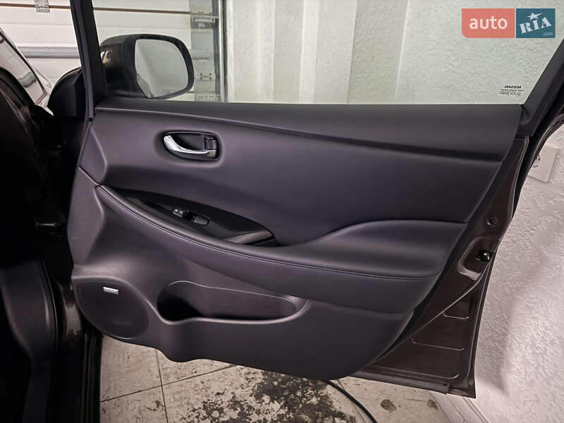 Хэтчбек Nissan Leaf 2016 в Умани