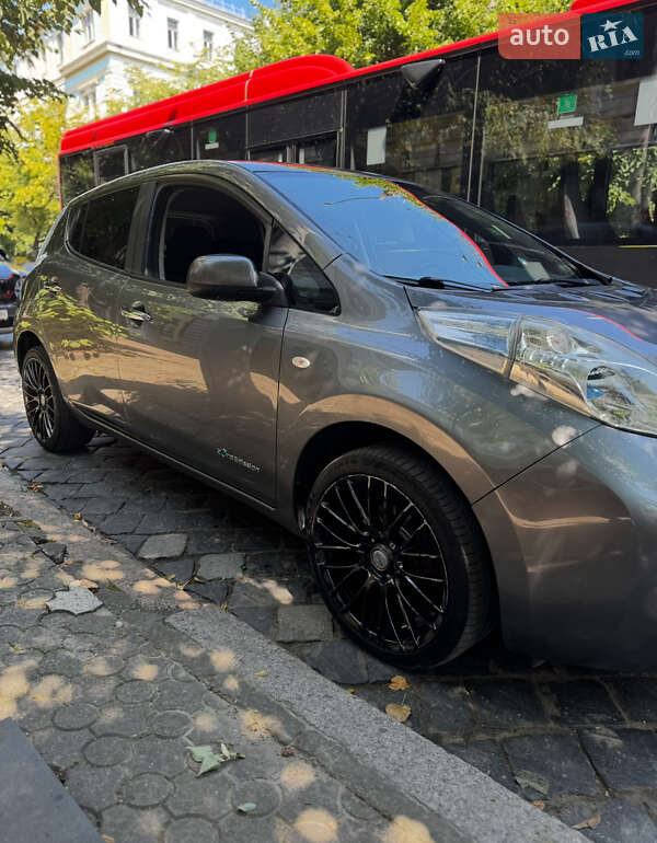 Хэтчбек Nissan Leaf 2013 в Черновцах