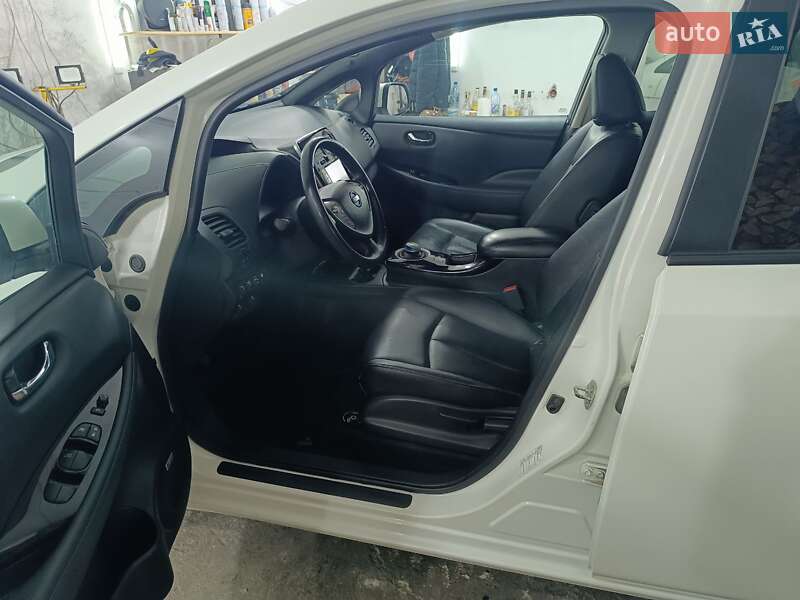 Хэтчбек Nissan Leaf 2016 в Ровно