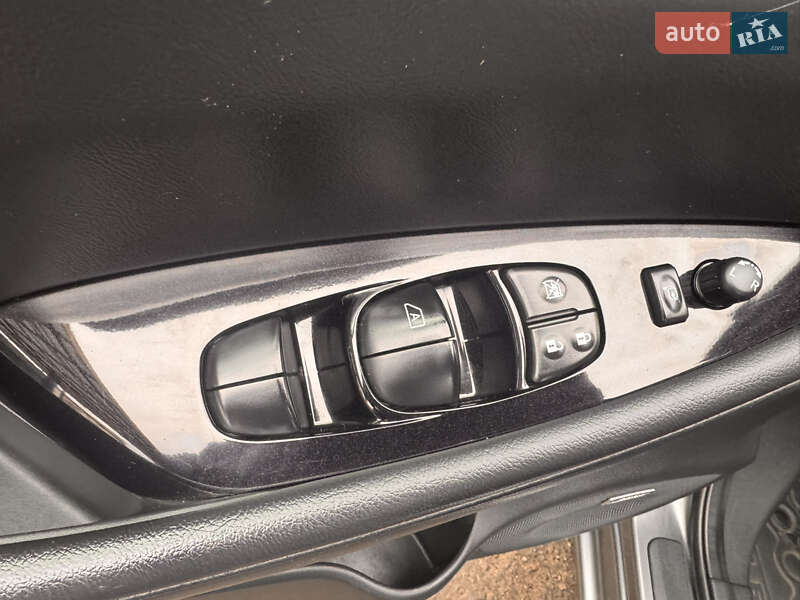 Хэтчбек Nissan Leaf 2015 в Николаеве