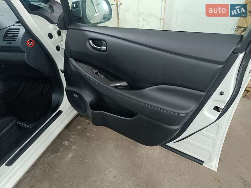 Хэтчбек Nissan Leaf 2014 в Ровно