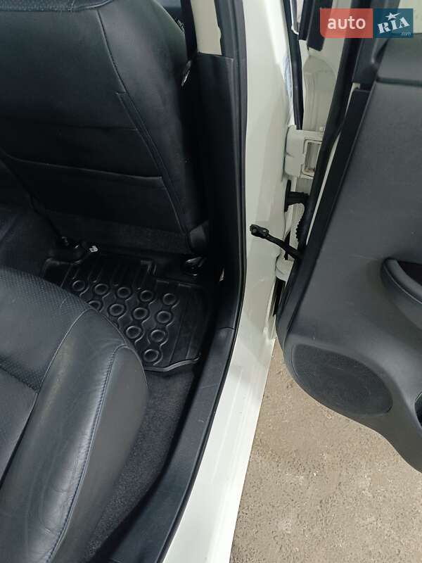 Хэтчбек Nissan Leaf 2014 в Ровно