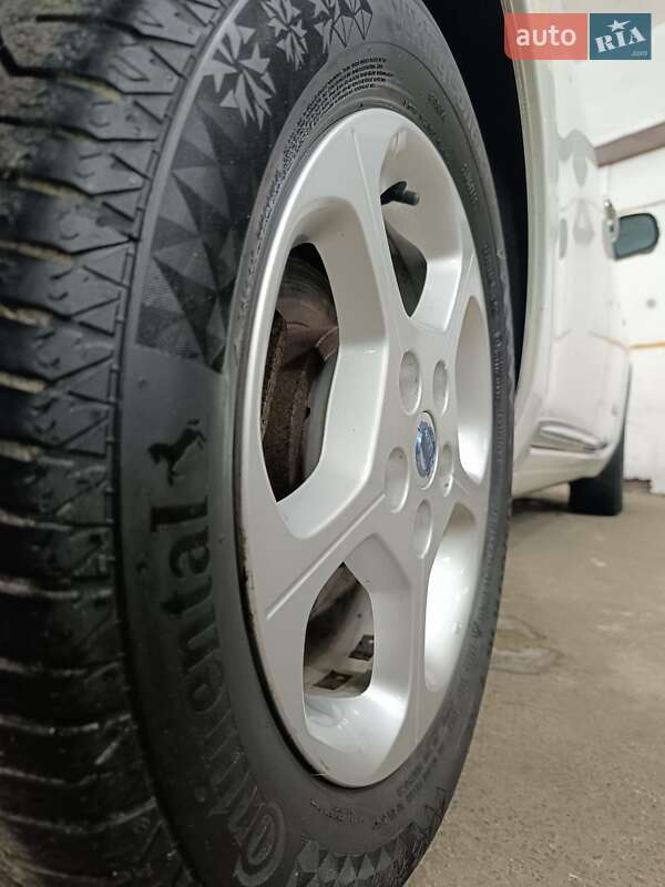 Хэтчбек Nissan Leaf 2014 в Ровно