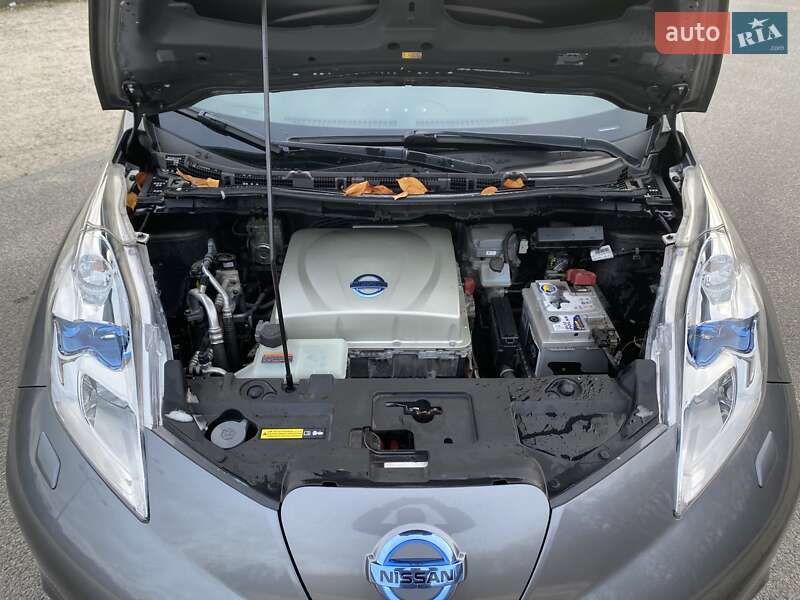 Хетчбек Nissan Leaf 2015 в Дніпрі
