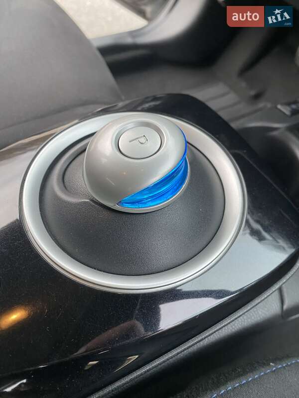 Хетчбек Nissan Leaf 2015 в Дніпрі