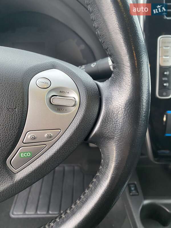 Хетчбек Nissan Leaf 2015 в Дніпрі