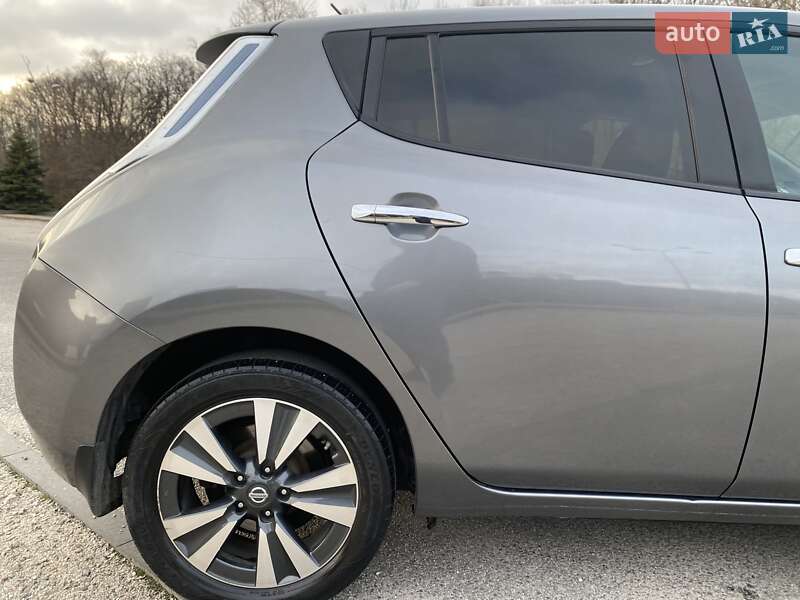 Хетчбек Nissan Leaf 2015 в Дніпрі