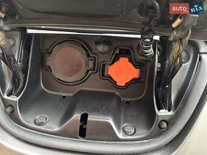 Хэтчбек Nissan Leaf 2013 в Днепре