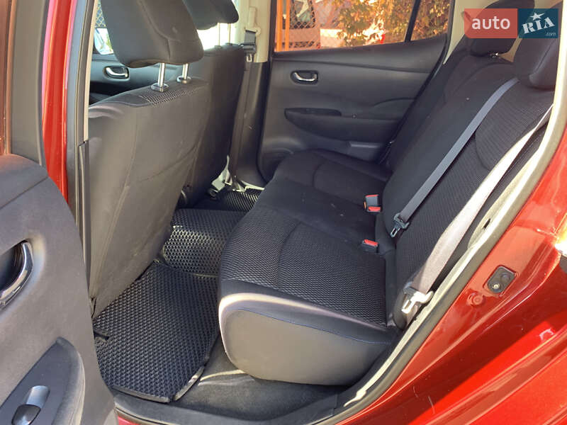 Хэтчбек Nissan Leaf 2015 в Львове