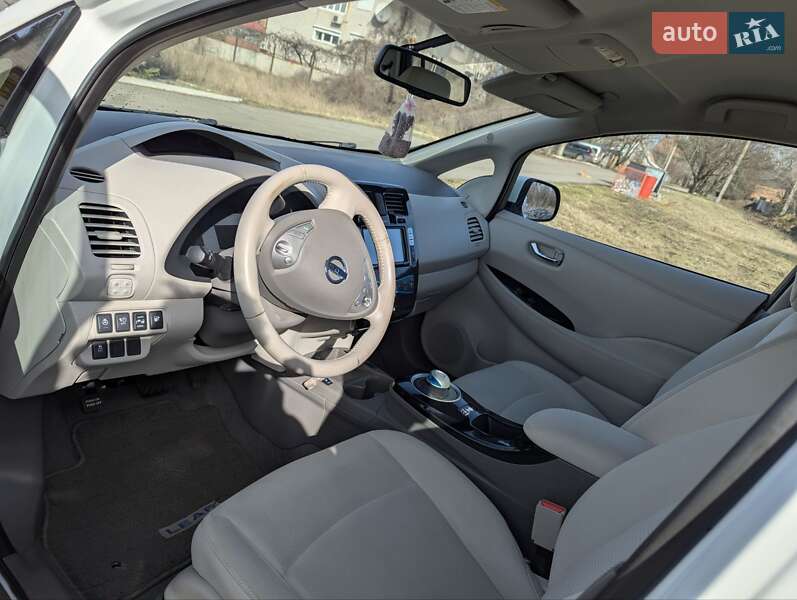 Хэтчбек Nissan Leaf 2015 в Днепре