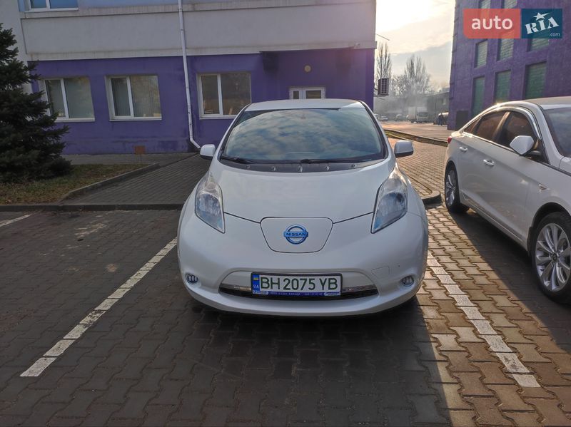 Хэтчбек Nissan Leaf 2015 в Одессе