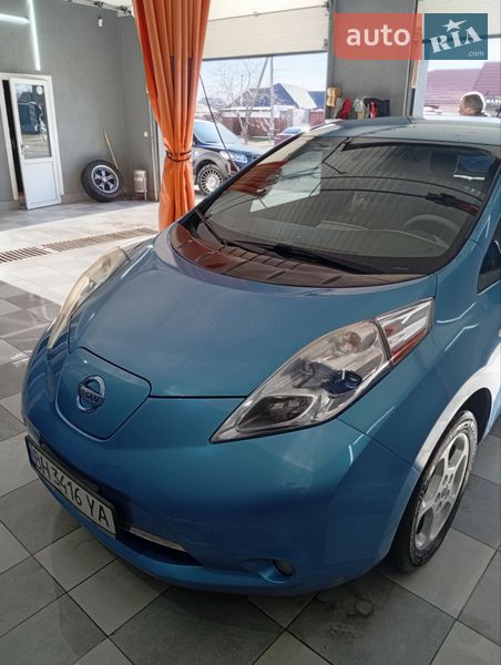 Хэтчбек Nissan Leaf 2011 в Нерубайском