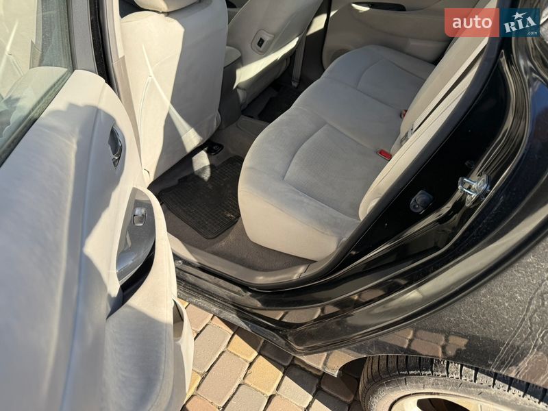 Хетчбек Nissan Leaf 2012 в Умані