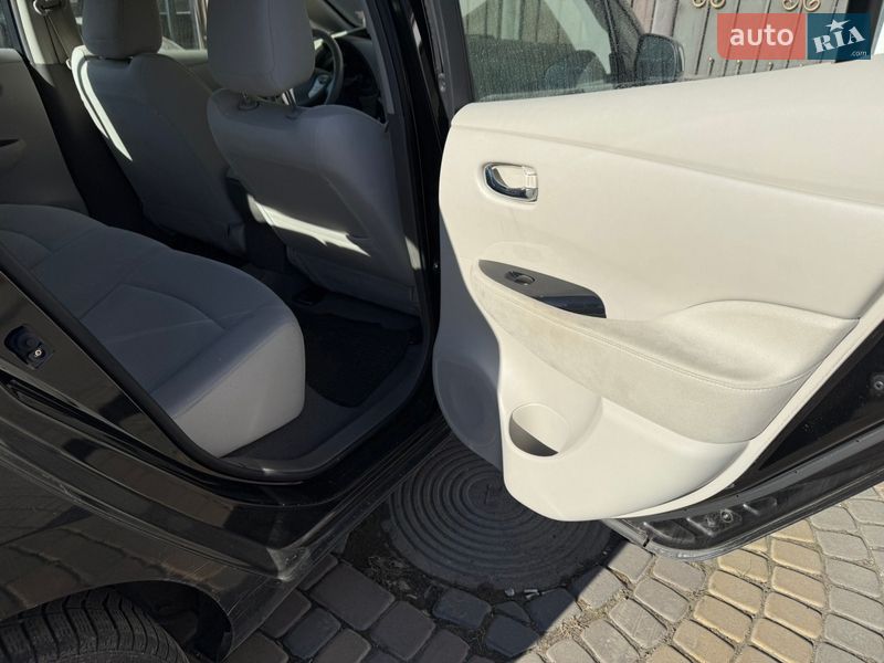 Хетчбек Nissan Leaf 2012 в Умані