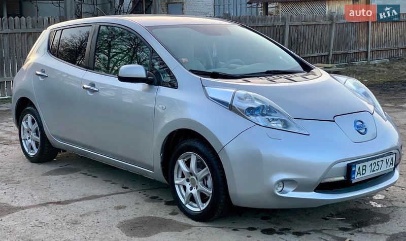 Хэтчбек Nissan Leaf 2011 в Гнивани