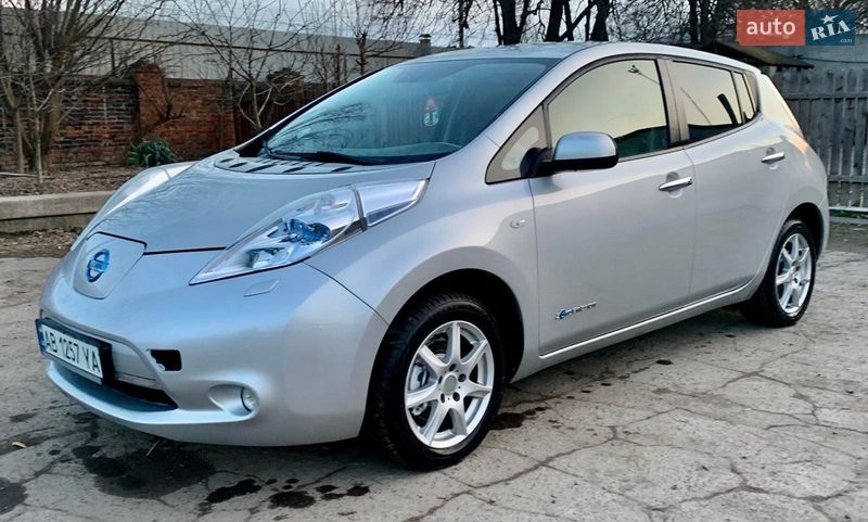 Хэтчбек Nissan Leaf 2011 в Гнивани