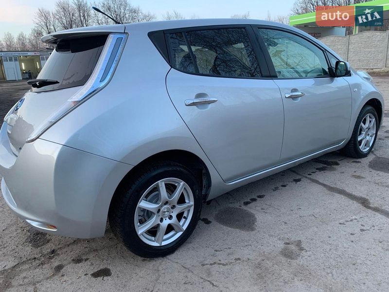 Хэтчбек Nissan Leaf 2011 в Гнивани