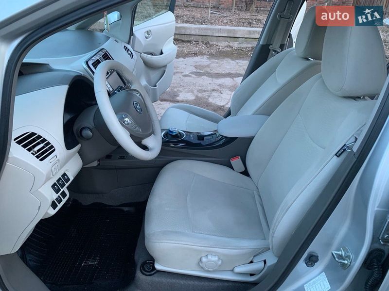 Хэтчбек Nissan Leaf 2011 в Гнивани