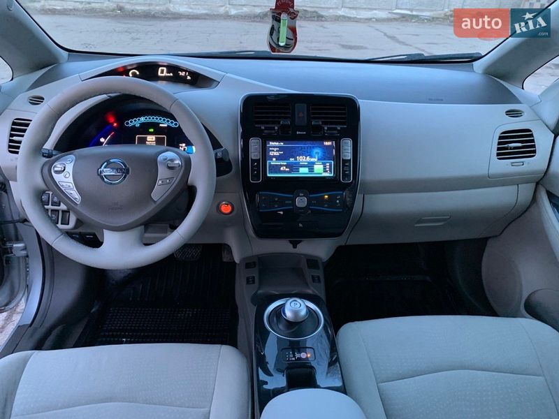 Хэтчбек Nissan Leaf 2011 в Гнивани
