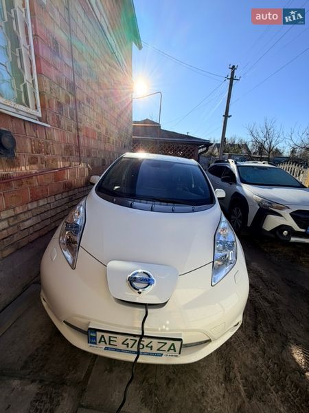 Хетчбек Nissan Leaf 2014 в Дніпрі