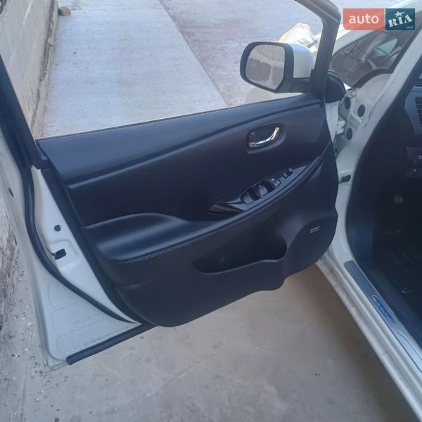 Хетчбек Nissan Leaf 2013 в Запоріжжі