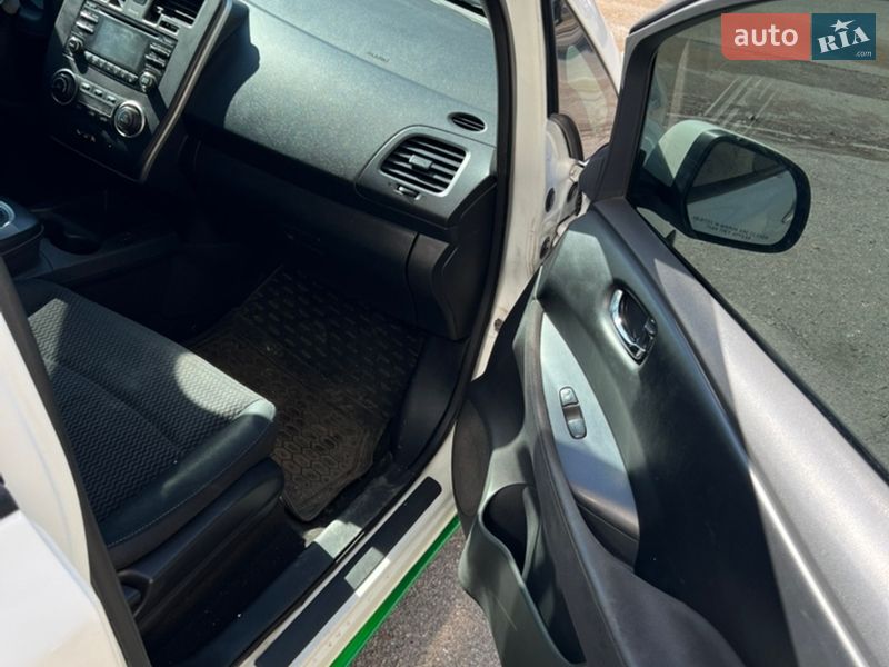 Хэтчбек Nissan Leaf 2015 в Днепре
