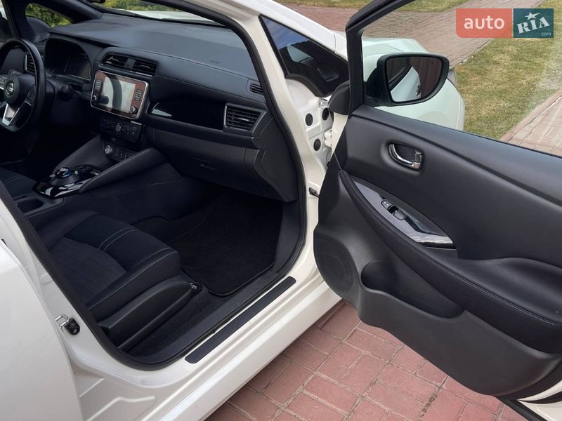 Хэтчбек Nissan Leaf 2021 в Киеве