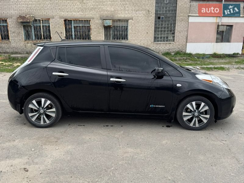 Лифтбек Nissan Leaf 2015 в Днепре