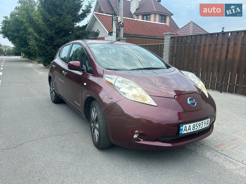 Хэтчбек Nissan Leaf 2016 в Святопетровское