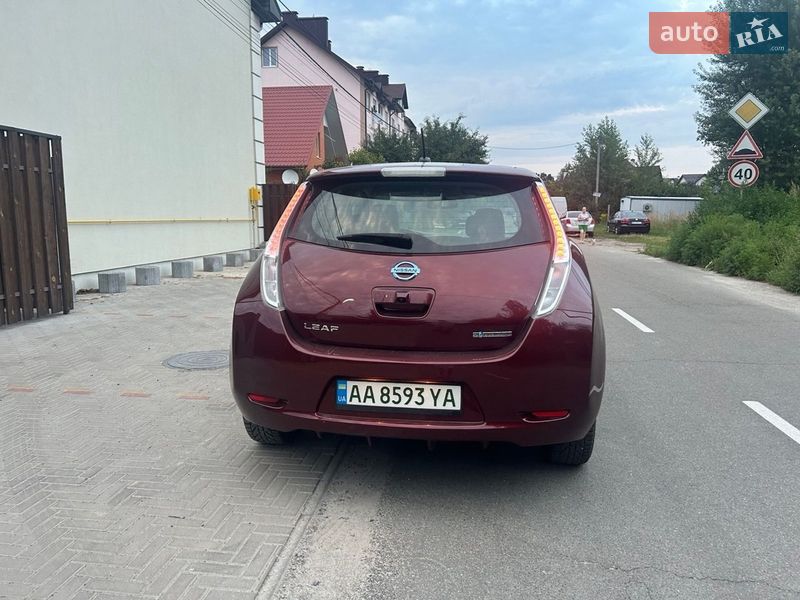 Хэтчбек Nissan Leaf 2016 в Святопетровское