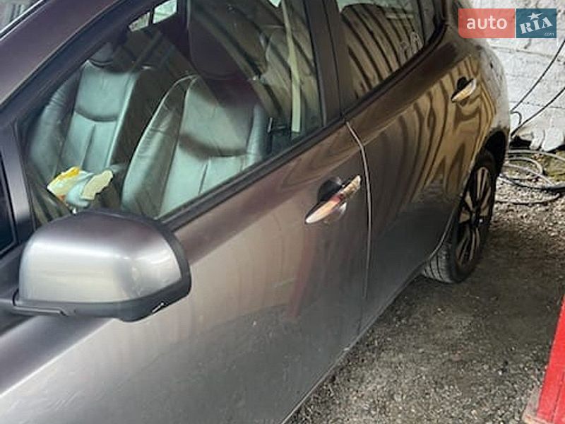 Хэтчбек Nissan Leaf 2015 в Умани