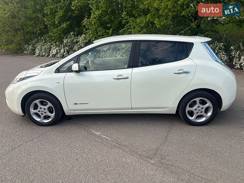 Хэтчбек Nissan Leaf 2012 в Южноукраинске