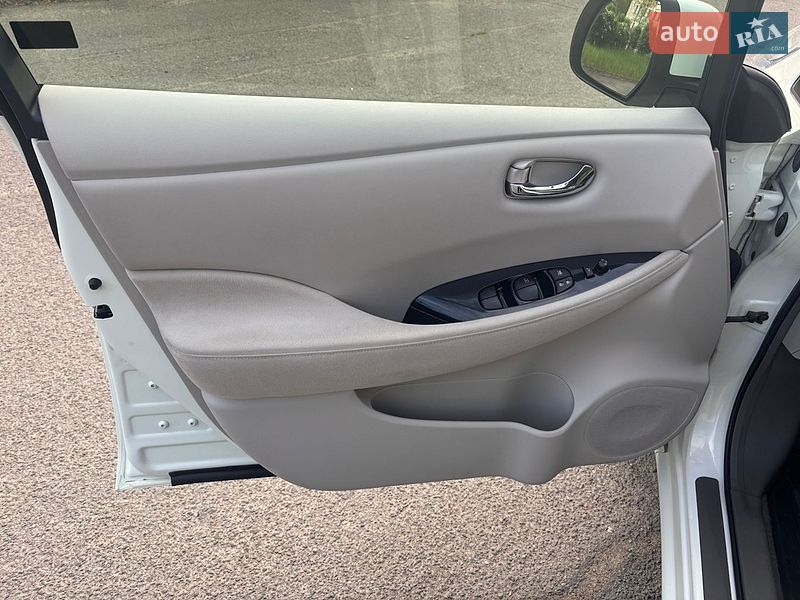 Хэтчбек Nissan Leaf 2012 в Южноукраинске