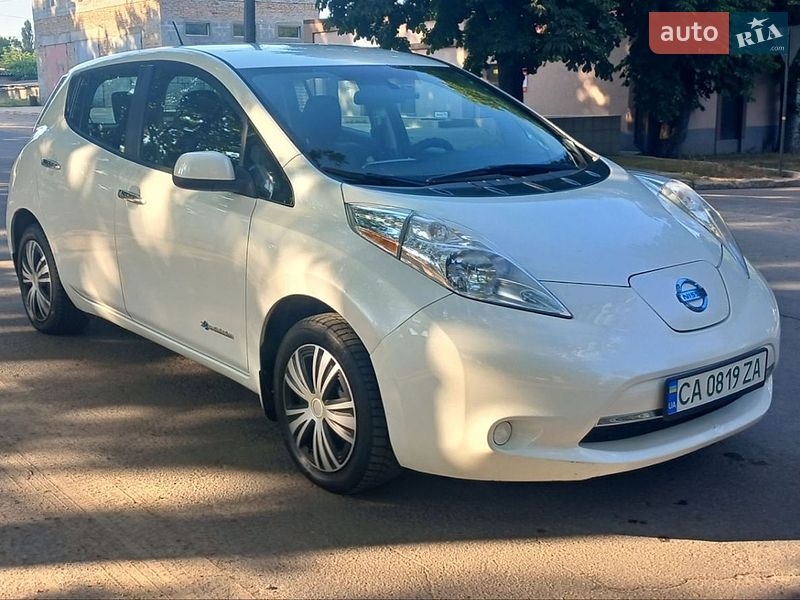 Хэтчбек Nissan Leaf 2015 в Кропивницком